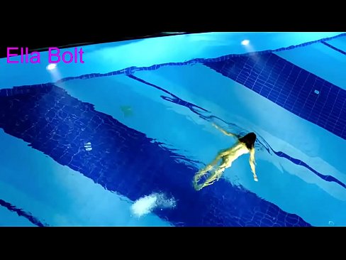 ❤️ Ich kann nicht aufhören zuzusehen, junge Blondine beim Nacktschwimmen im Pool des ELLA BOLT Resorts erwischt ️❌ Beautiful porn bei uns