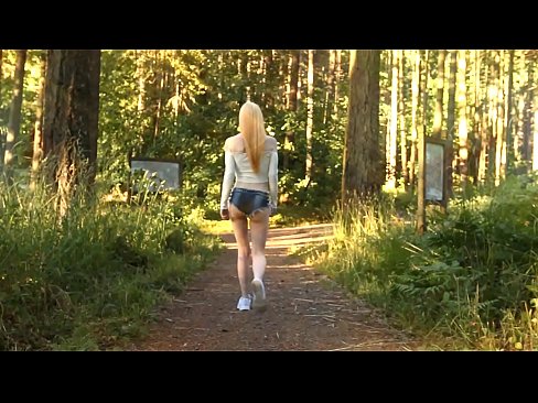❤️ Schöne Frau bewegt sich langsam, nicht nackt Video ️❌ Beautiful porn bei uns