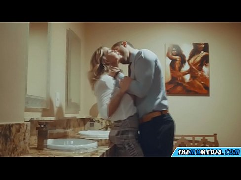 ❤️ Wenn eine vollbusige Blondine dich in einer öffentlichen Toilette verführt ️❌ Beautiful porn bei uns